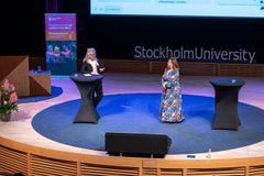 Gunilla Davidsson, förvaltningsdirektör vid Stockholms stads förskoleförvaltning tillsammans med moderator Hanna Gerdes under Förskolesummit 2025.
