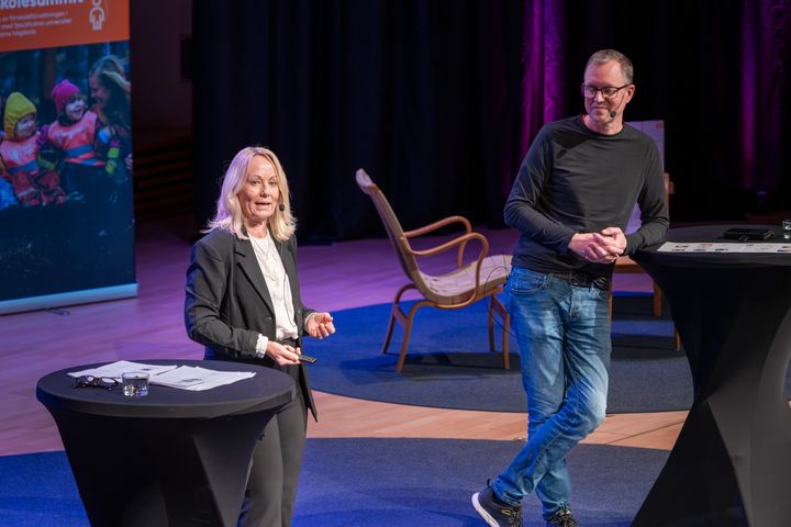 Christian Eidevald, gästprofessor i pedagogik vid Södertörns högskola och Anna Palmer, docent i förskolepedagogik vid Stockholms universitet diskuterade hur förskolan kan stärka barns förmågor för att rusta dem inför framtiden. Foto: Andreas Gärdnert.