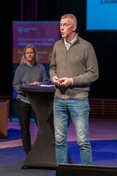 Torbjörn Forkby, professor i socialt arbete, och Louise Eriksson, doktorand, båda vid Linnéuniversitetet.