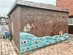 Mer färg på elnätsstation.