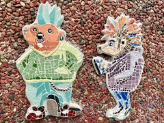 Mosaik på elnätsstation.