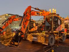 Maskin med julprydnad.