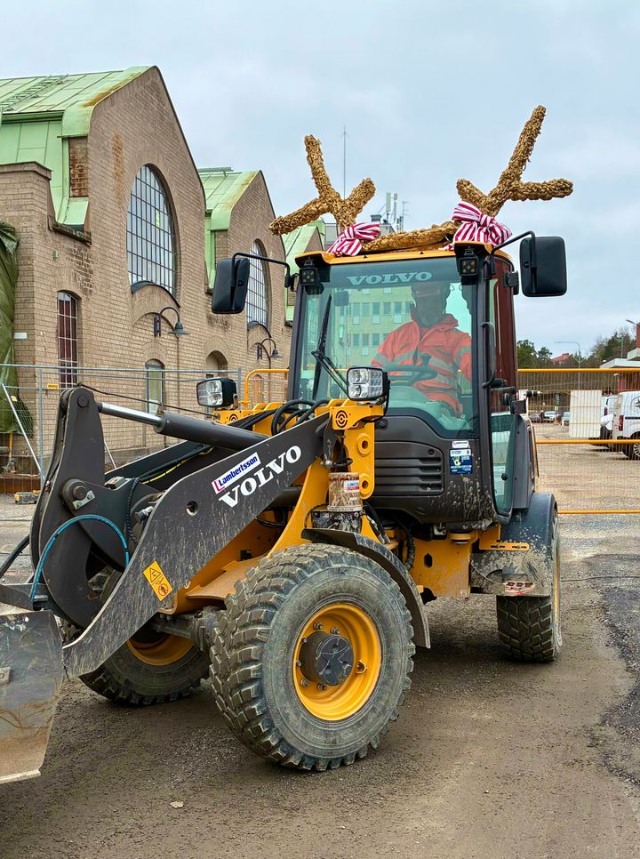 En av elmaskinerna med julutstyrsel.