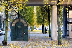 En offentlig toalettbyggnad, grön, med välvt tak.