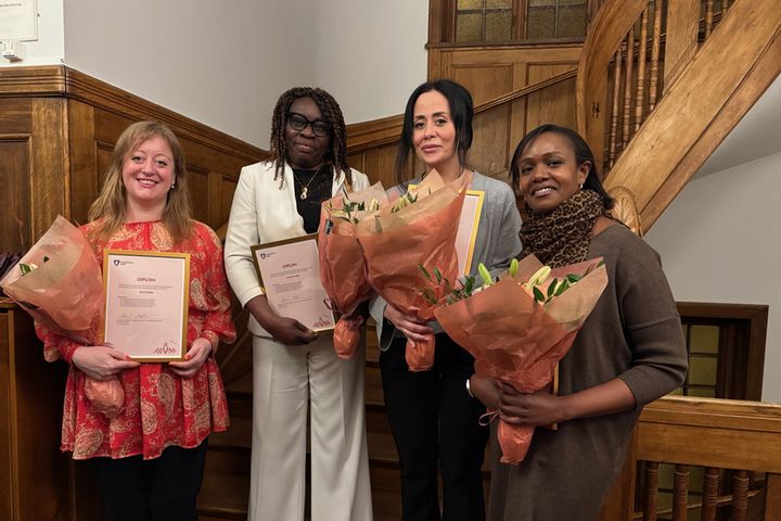 Stipendiaterna (från vänster till höger) Eleni Kingsley, Ernestine Kodia, Karin Chavez och Irene Kimathi vid en ceremoni tidigare i veckan. Foto: förskoleförvaltningen