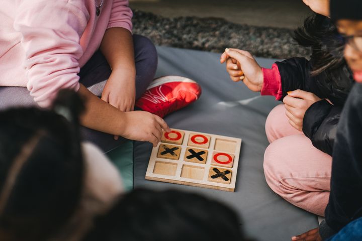 Barn som spelar tre i rad