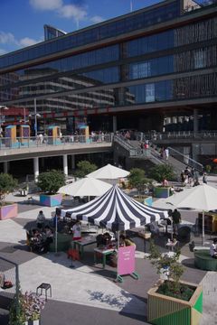 Sergels torg med sommararrangemang av växter, konstnärlig utsmyckning och sittplatser