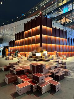 Lådor på Sergels torg.