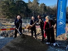 Spadtag för Hagsätra is- och idrottshall. Från vänster: Anders Kindberg, fastighetsdirektör, Alexander Ojanne, social- och trygghetsborgarråd (S), Hassan Jama, ordförande i stadsdelsnämnden Enskede-Årsta-Vantör (V),  Marina Högland, idrottsdirektör.