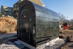 Grön toalettbyggnad