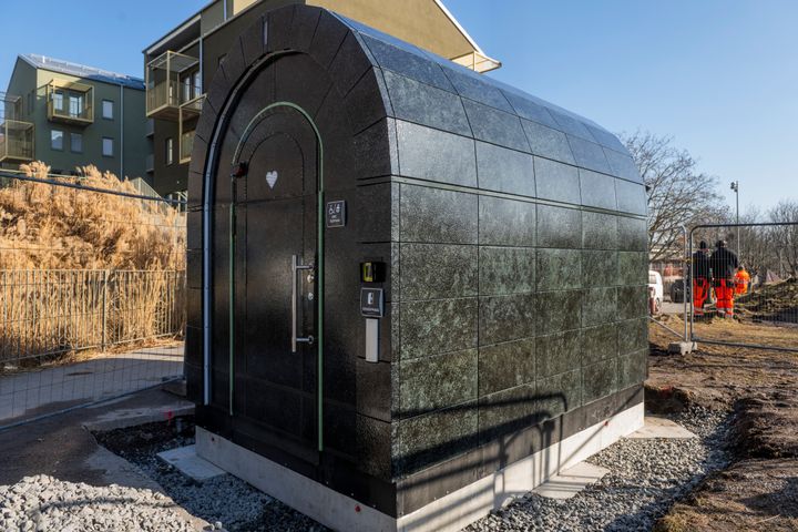 Grön toalettbyggnad