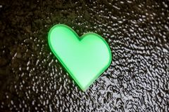 Grönt hjärta på mörk dörr