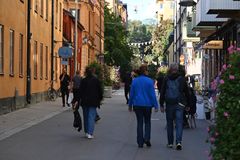 Personer som går på en gata