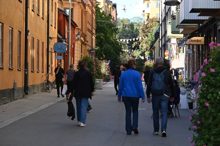 Personer som går på en gata