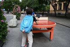 Bild på barn som spelar pingis.