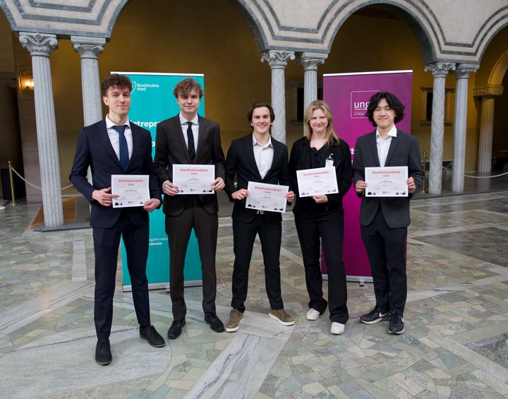 Vill sänka trösklarna så att alla kan spela. Nu har UF-företaget AllPlay tagit hem segern i Stockholmsnästet. Simon Halef Schmidt, Isak Landström, Matija Cvitic, Iris Waldenborg och Joong Seop Hong. UF betyder Ung Företagsamhet. Foto: Pelle Mårtenson.