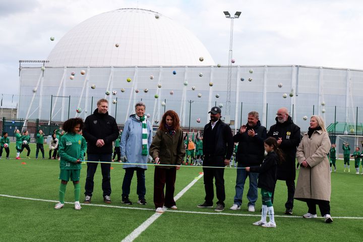 Invigning av Söderstadions bollplan med talare från vänster Mats Wistedt Enskede IK, Ylva Johansson Svenska Fotbollförbundet, Emilia Bjuggren borgarråd, Kennedy Bakircioglu Hammarby-ikon, Johan Carlsson Reymersholms IK, Daniel Engström Hammarby IF och Marina Högland idrottsdirektör.
