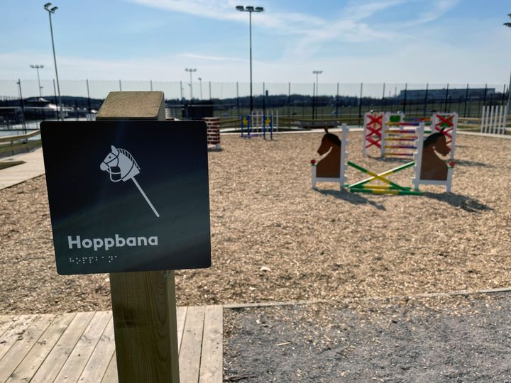 Hoppbanan är en del av den nya käpphästanläggningen.