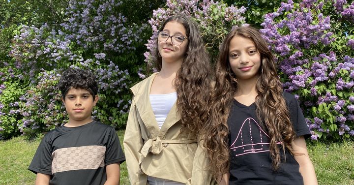 Eleverna Sam, Nazli och Maroska från Gullingeskolan i Tensta förbereder sig inför Järvaveckan. Elever från flera kommunala grundskolor i Järva kommer att finnas i monter B:05. Foto: Lucia Wulansari.