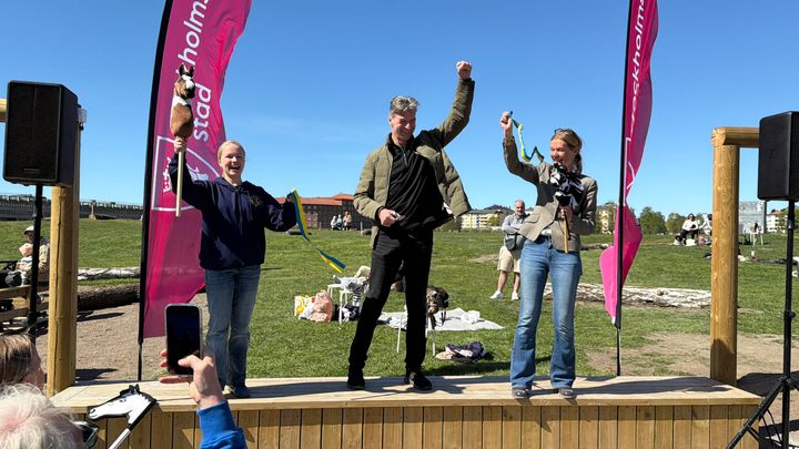 Robert Sköld, avdelningschef på idrottsfövaltningen klipper bandet för den nya banan. Livia Larsson från Svenska Käpphästföreningen och Lina Lunell, projektledare på Fastighetskontoret, hjälpte till.