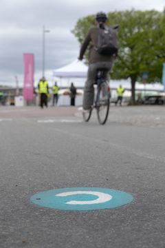 Grön markering med bokstaven C på marken.
