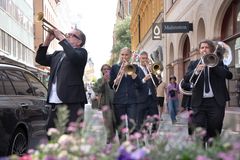Personer med blåsinstrument.