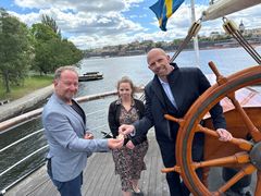 Nycklar till af Chapman överlämnas från fastighetsägare till ny hyresgäst ombord.