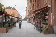 Bred trottoar med uteservering