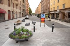 Korsningen Rörstrandsgatan/Norrbackagatan – entrén till gågatan från västra delen med upphöjd gångbana, ny sittbänk, blomsterurna och kattskulpturer. Foto: Robert Flinkenbro