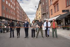 Representanter från Stockholms stad klipper band tillsammans med restaurang- och kaféägare.