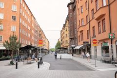 Korsningen Rörstrandsgatan/Birkagatan – entrén till gågatan från östra delen med upphöjd gångbana, sittbänk och nyplanterat träd. Foto: Robert Flinkenbro