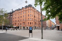 Upphöjd gåyta i korsning.