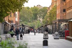 Vy över gågata med uteserveringar