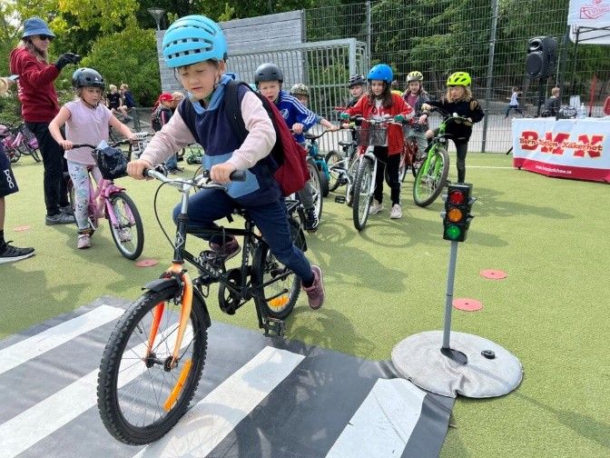 Barn som cyklar