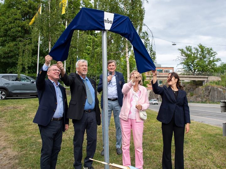 Den nya skylten avtäcks av Anders Larsson Svenska ishockeyförbundet, Lars Erbom Djurgårdens IF,  Mona Tumba och Maria- Elsa Salvo, ordförande i idrottsnämnden. I bakgrunden moderator Göran Tidström.