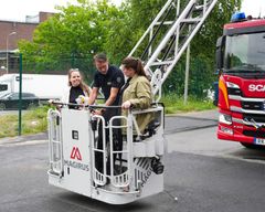 Alexandra Mattsson, förskole-, fritids- och fastighetsborgarråd och Sara Stenudd, ordförande i Storstockholms brandförsvar tillsammans med brandmannen Erik Paradis hissade flaggan från brandbilens korg.