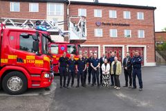 FV: De tjänstgörande brandmännen Erik Paradis, Magnus Wallin, Mikael Drejmark, Jonas Ireby och Vidar Amundin tillsammans med Peter Karlsson, enhetschef för Farsta brandstation, Anders Kindberg, fastighetsdirektör, Alexandra Mattsson, förskole-, fritids- och fastighetsborgarråd, brandmannen Mikael Hellberg, Sara Stenudd, ordförande i Storstockholms brandförsvar, Peter Arnevall, förbundsdirektör Storstockholms brandförsvar och styrkeledaren Stefan Jonsson.