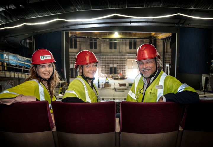 På plats var Emilia Bjuggren (S), borgarråd i Stockholms stad, Satu Andersson, vd för Gasometer och Miramis Sverige och vd Fredrik Lindgren, vd Kungliga Operan.
