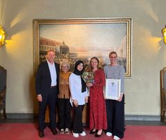 Arvid Vikman Rindevall, ordförande arbetsmarknadsnämnden, Maria-Paz Acchiardo, initiativtagare till priset. Pristagare: Zahra Tawassuli, Anna Fernström klubbchef och Millan Sandell ordförande.