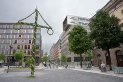 I stället för att leda biltrafiken runt Centralpalatset är Rödbodtorget nu en öppen plats planteringar och flexibla ytor för konst.