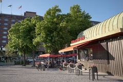 För att tillföra liv och rörelse har vi byggt en kiosk med plats för uteservering.