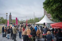 Många var på plats när nya Tegelbacken skulle invigas. Den tidigare lösningen där busstrafiken gick diagonalt genom Tegelbacken har ersatts av ett grönskande torg.
