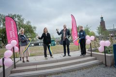 Trafikdirektör Gunilla Glantz och trafikborgarråd Lars Strömgren inviger nya Tegelbacken med tal och bandklippning.