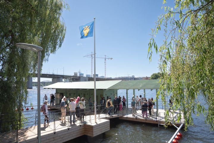 Många nyfikna välkomnades till bastu och brygga efter bandklippningen