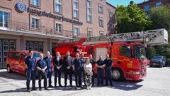 FV: Brandmännen Maximo Andersson, Robert Andersson och Fredrik Eriksson, Anders Kindberg fastighetsdirektör, Peter Arnevall, förbundsdirektör Storstockholms brandförsvar, brandmannen Bengt Tolvers, brandmannen Mikael Westlund, Alexandra Mattsson, förskole-, fritids- och fastighetsborgarråd, brandmännen Daniel Gallo-Marchiando, Sebastian Leijonhufvud och Gabriel Lindström.