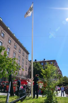 Under återinvigningen hissades flaggan av Alexandra Mattsson, fastighetsborgarråd.