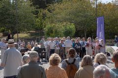 Människor står och sjunger på Akalla torg.