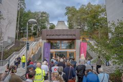 En folksamling står framör entén till bergbanan.