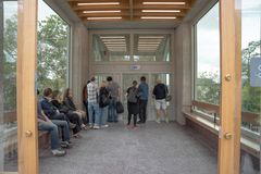 Flera människor står framför en stängd dörr.