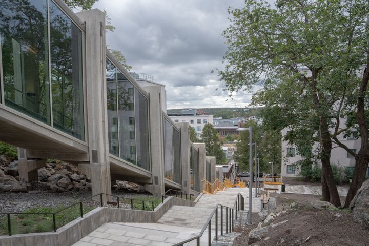 Utsikt över en inglasad bergbana.